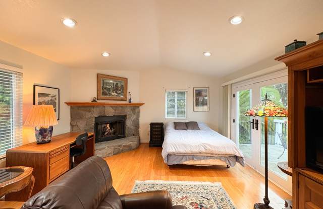 Welcome to this spacious granny flat located in charming Olde Carlsbad!