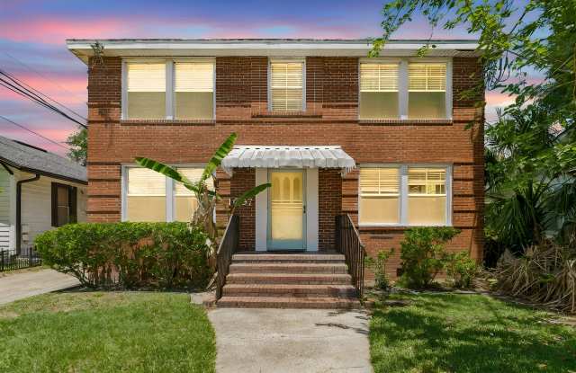 *** TWO WEEKS FREE*** Charming 1BR Near San Marco – Great Location!