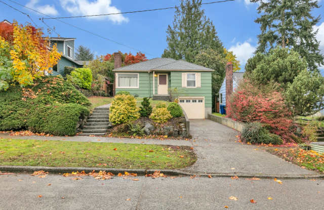 Charming Fauntleroy Craftsman Near Lincoln Park!