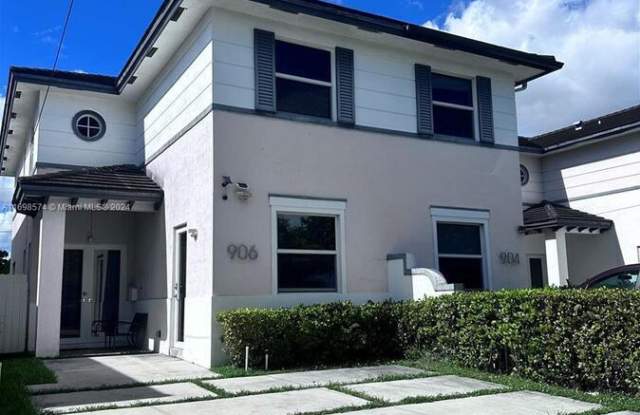 906 Sw 65th Ave