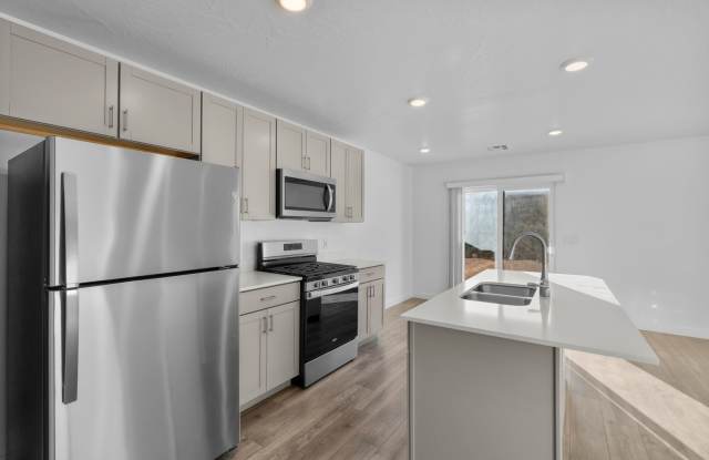 Comfortable and Spacious 4-Bedroom Townhome in Cedar City!