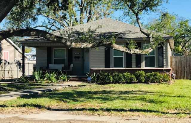 2 bed 1 bath home for lease