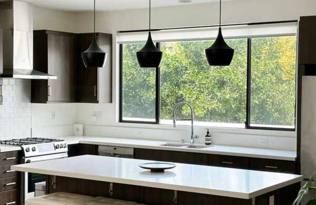 1431 1/2 Waterloo St.