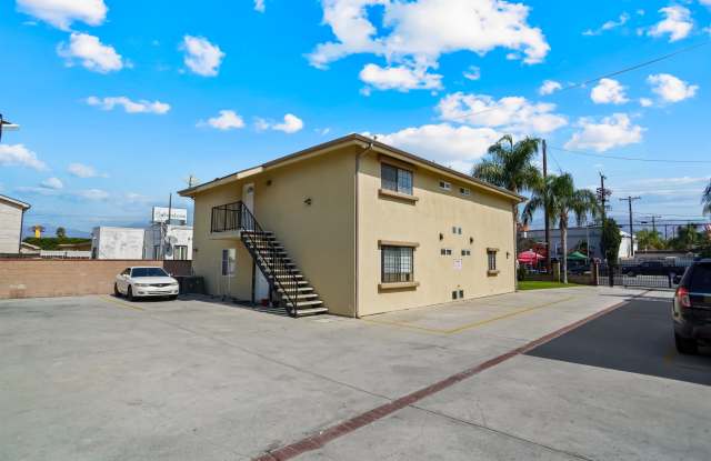 11817 1/2 Glenoaks Blvd