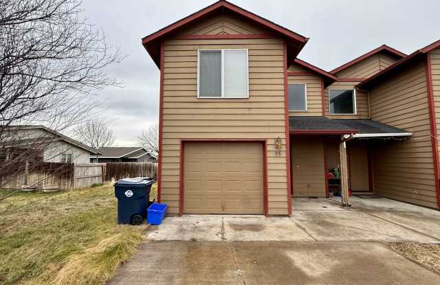 COME TAKE A LOOK AT THIS SPACIOUS TOWNHOME IN REDMOND! 