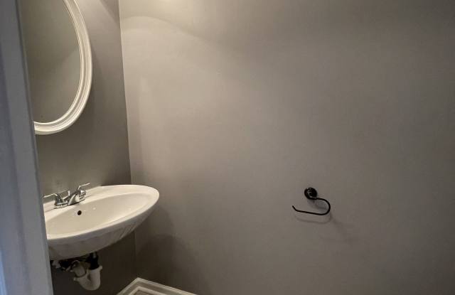 5843 Strathmoor Manor