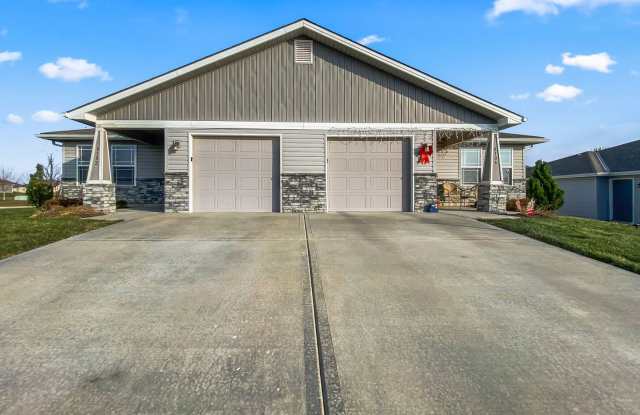 Updated 3-Bed, 2-Bath Ranch Townhome with Garage in Blue Springs