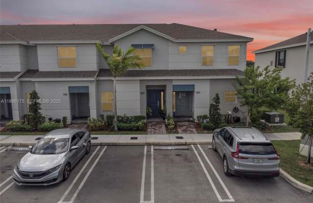 Photo of 504 NE 1st Dr