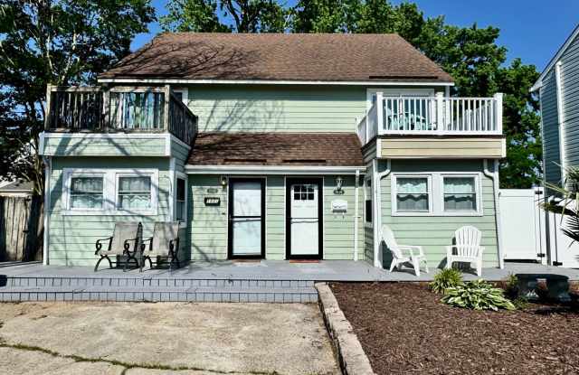 Ready NOW! A Custom Townhouse-Style Duplex Blocks to the Beaches! Fenced Yard - Hot Tub - Pet Friendly - All Appliances!