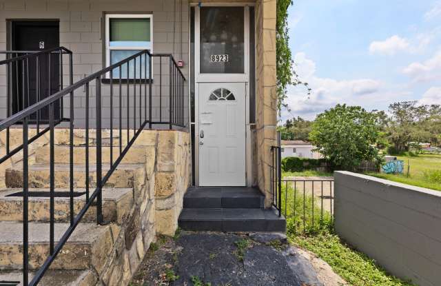 8923 N 40th St Apt 5