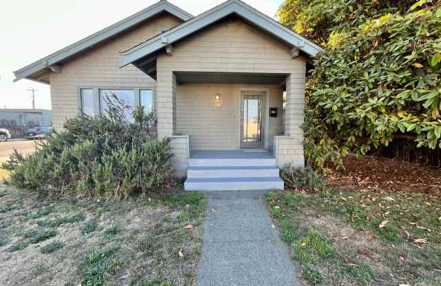 Cozy 1 bedroom, 1 bathroom home, conveniently located!