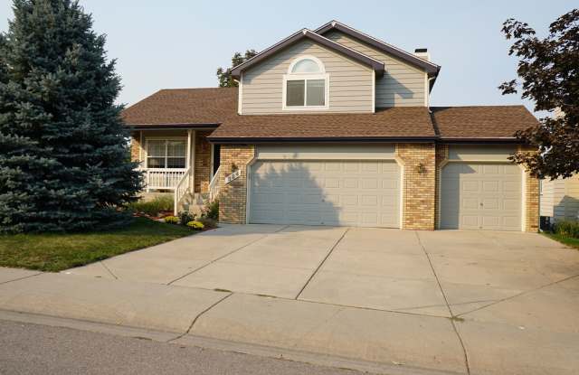 Spacious 3 bed 2.5 Bath, Split-Level Home in South Fort Collins!