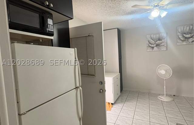 2232 W 74th Ter