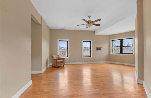 Photo of 1046 N Milwaukee Avenue