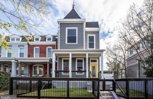 Photo of 2105 4TH Street NE