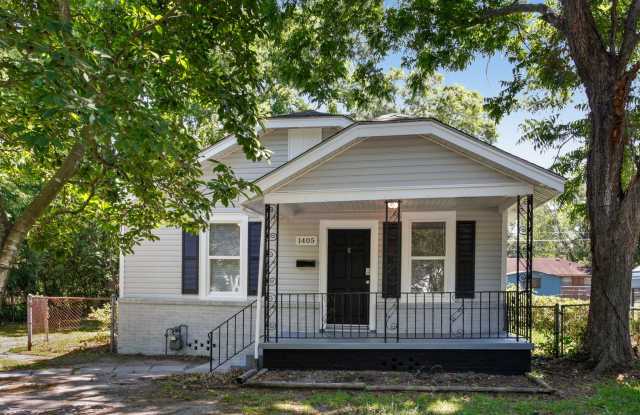 Large 4BR/2BA Home Walking Distance to Daffin Park