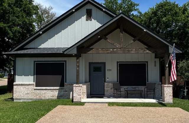Gorgeous 3/2 House Corner Lot in Downtown Bryan w/ July Move In!