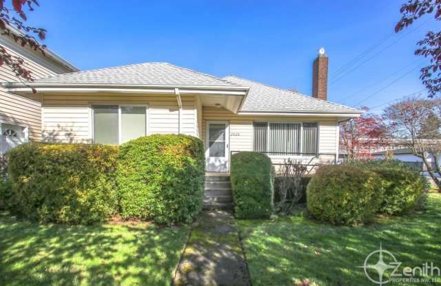 Photo of 2626 E 6th St