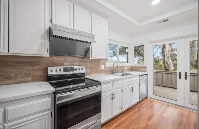 La Jolla UTC Refreshed 3 bd /2 ba Townhome with Garage, Private Patio, + Move-In Special !