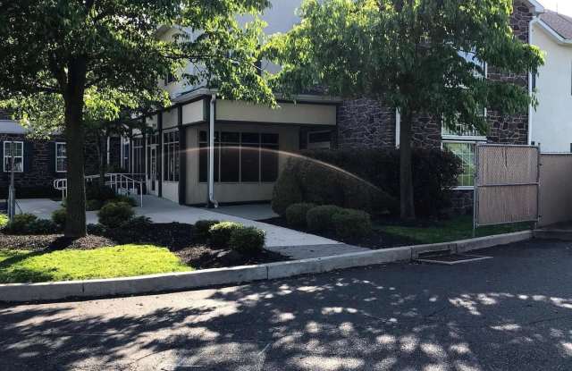 296 W RIDGE Pike unit: Ll101