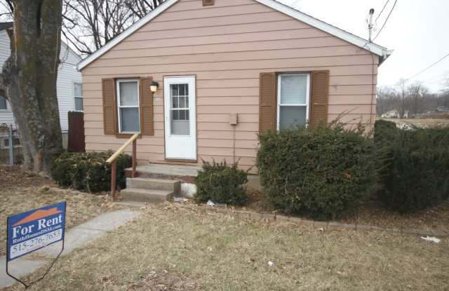 Cute home on bus route. - 5104 Southwest 9th Street, Des Moines, IA 50315