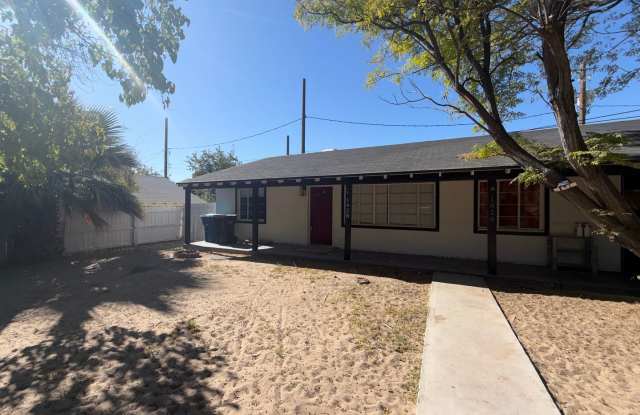 Updated 2-Bedroom Unit in Duplex with Brand-New Flooring