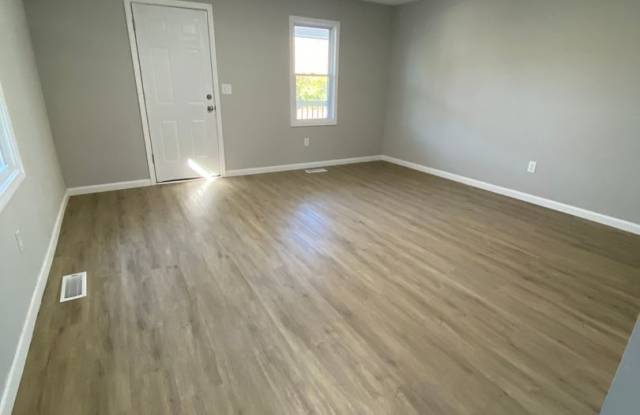 ELMWOOD PLACE - Fully Remodeled 2-3 bed home with 1 bath.