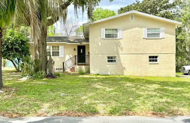 Ultimate Family Retreat: 5-Bedroom Bi-Level Home with Expansive Yard, Close to Jacksonville University - 5531 Ghormley Road, Jacksonville, FL 32277