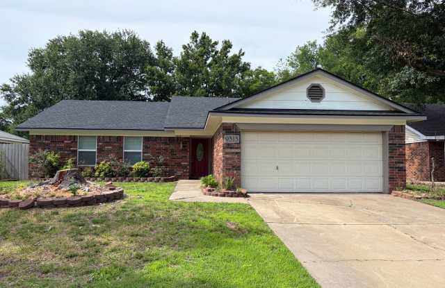 3 bed 2 bath, 2 car garage house, freshly repainted