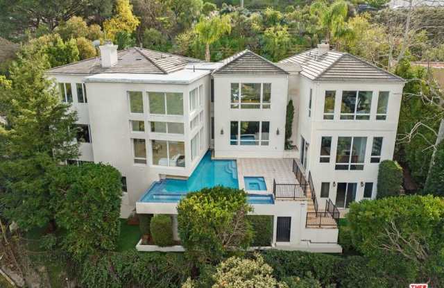 14435 Mulholland Dr