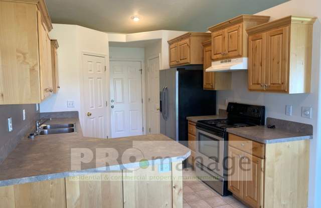 3 Bed / 2 Bath Townhome w/ 2 Car Garage - Ammon