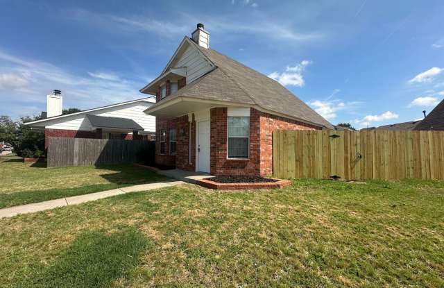 UNIQUE 3 Bedroom 2 Bathroom Home In Moore