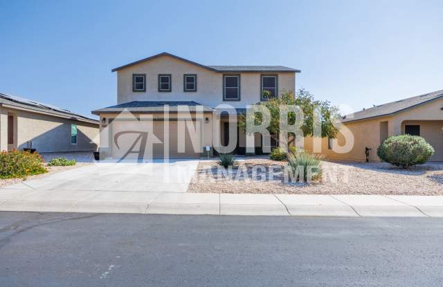 Beautiful Large Home Very Close to Freeway