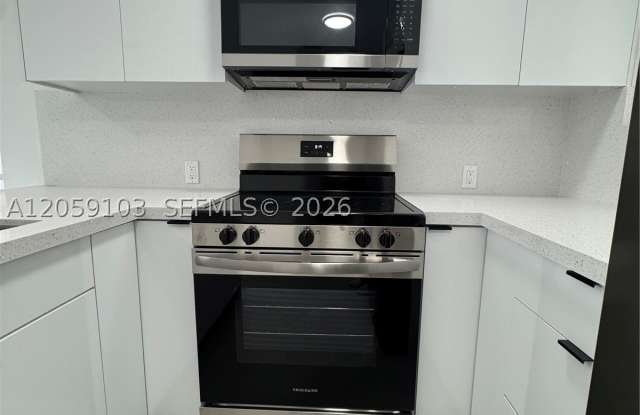 180 W 21st St