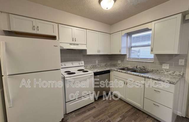 3337 E Linwood