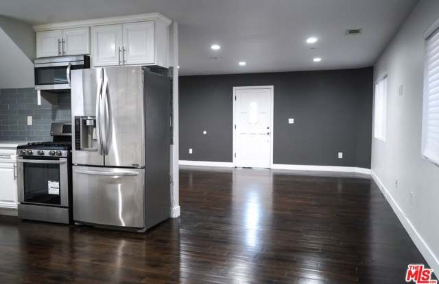 2114 1/2 S Ridgeley Dr