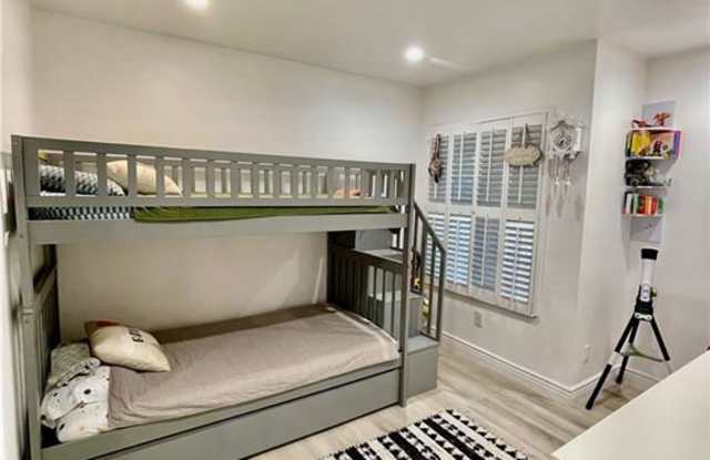 10468 Des Moines Avenue