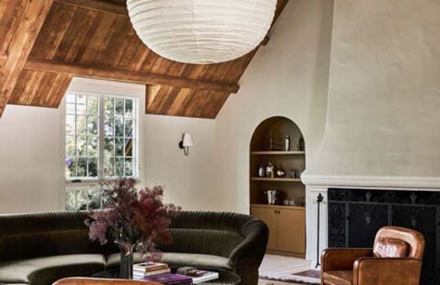 2027 Laughlin Park Dr