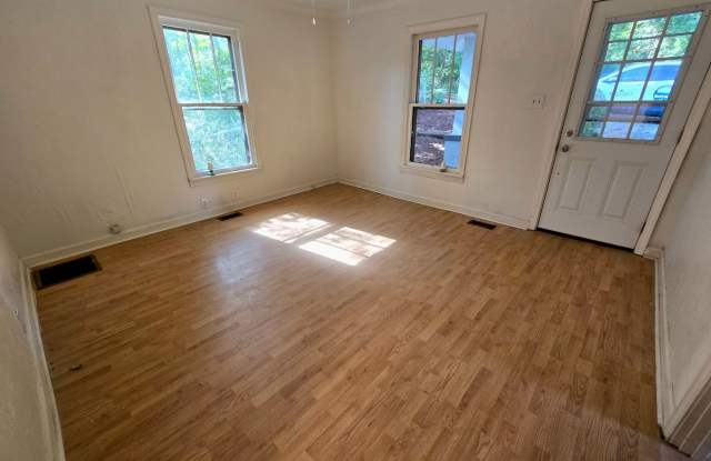 Cozy Lenoir 2/1 Bungalow with Fenced Yard on Cul-de-Sac