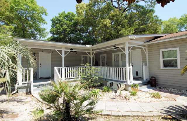 37 SE Magnolia Avenue