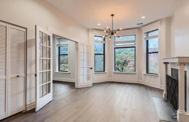 Photo of 4053 N Greenview Avenue