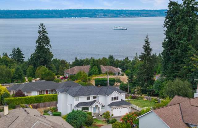 UPDATED CHAFFEY 5 BEDROOOM KINGSTON HOME FOR RENT WITH GREAT VIEWS!