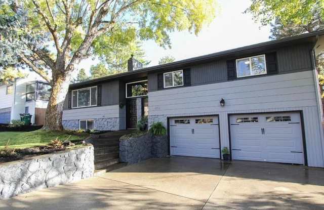 Spacious 4 Bed / 3 Bath Home – Great for Roommates!
