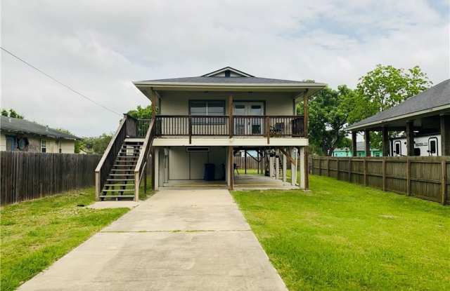 320 S Verne St - 320 South Verne Street, Rockport, TX 78382