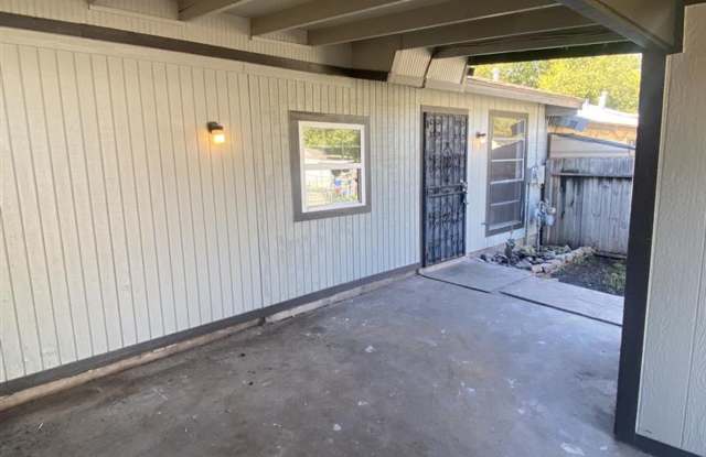 2/1 Townhouse with covered parking