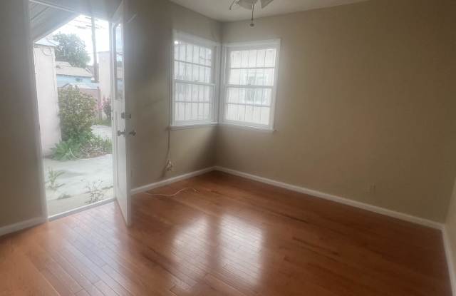 1100 West 39th Place 1