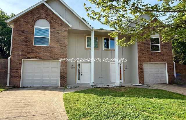 Large Updated 3 Bedroom/2 Bath Duplex in Lee's Summit