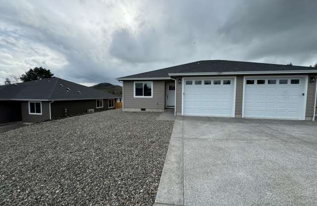 Green Area 3-Bedroom, 2-Bath Duplex with Garage