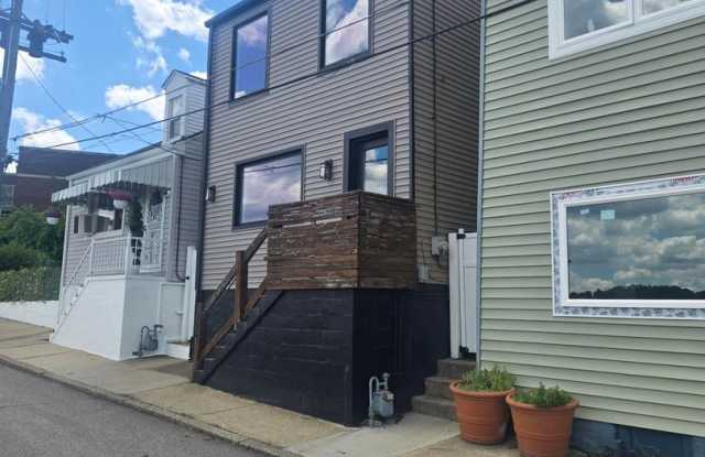 Charming 2-Bedroom Pittsburgh Home with Hardwood Floors, Central Air & Private Deck