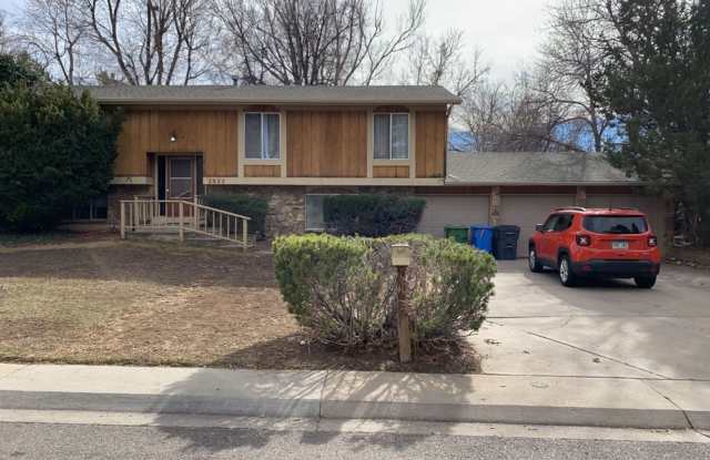 STUDENTS WELCOME! Sprawling 6 Bed / 3 Bath Home Near College and Drake